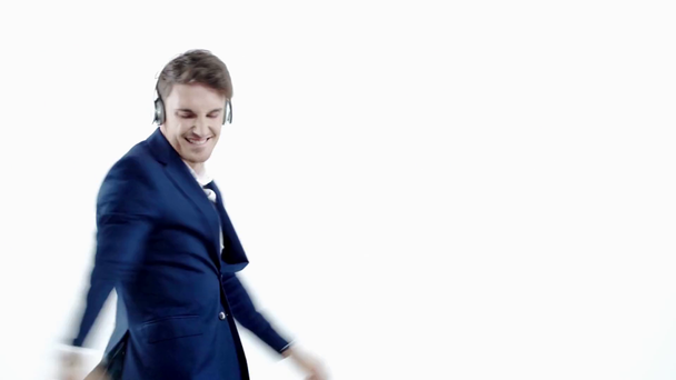 joven empresario en auriculares bailando aislado en blanco
 - Metraje, vídeo