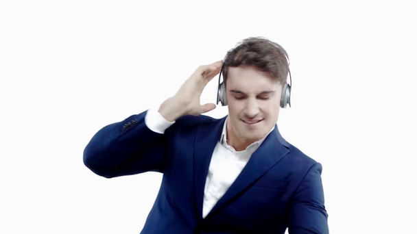 επιχειρηματίας στα ακουστικά που χορεύουν απομονωμένα σε λευκό - Πλάνα, βίντεο
