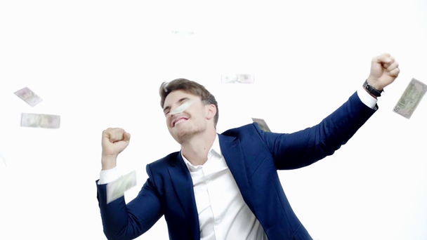 повільний рух щасливого бізнесмена під грошовим дощем ізольовані на білому
 - Кадри, відео
