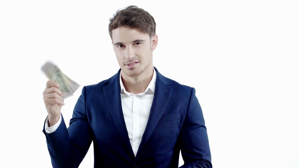 επιτυχημένος επιχειρηματίας που δείχνει χρήματα απομονωμένα σε λευκό - Πλάνα, βίντεο