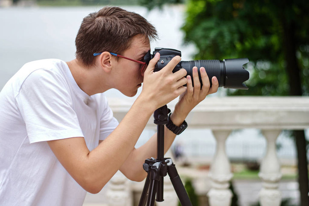 Homme prenant des photos avec un téléobjectif
 - Photo, image