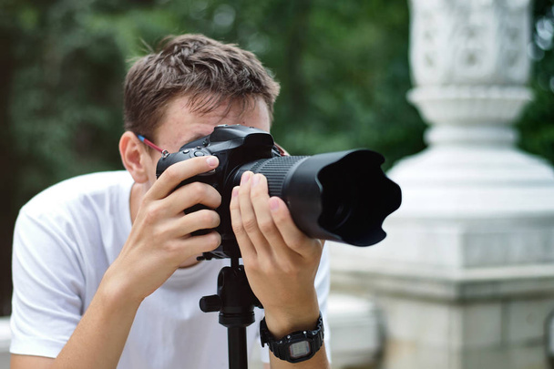 Hombre tomando fotos con una lente de teleobjetivo
 - Foto, Imagen