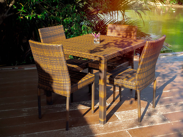Set di mobili da tavolo in rattan su terrazza in legno
. - Foto, immagini