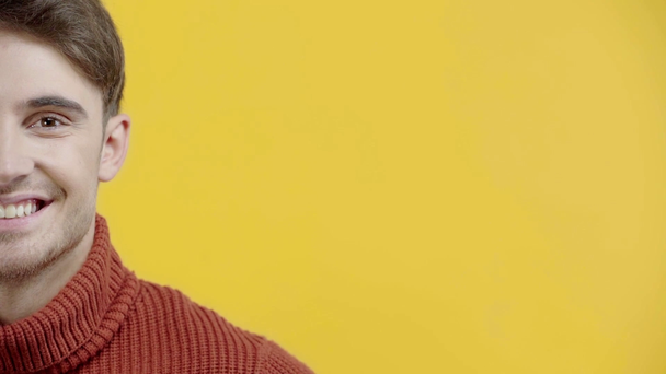 περικομμένη όψη του χαμογελαστή άντρα σε πουλόβερ που απομονώνεται σε κίτρινο - Πλάνα, βίντεο