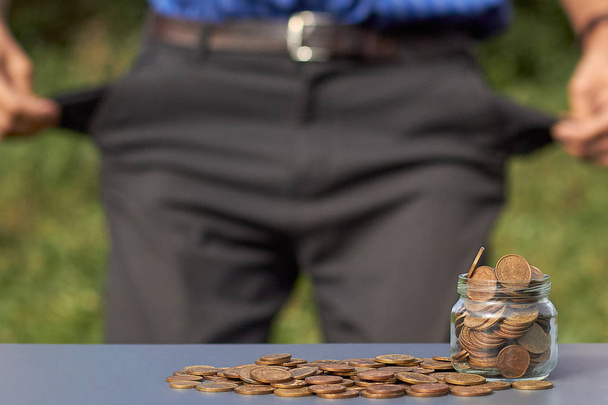 Geldmünzen und leere Taschen als Idee von Armut, Not, Kredit. - Foto, Bild