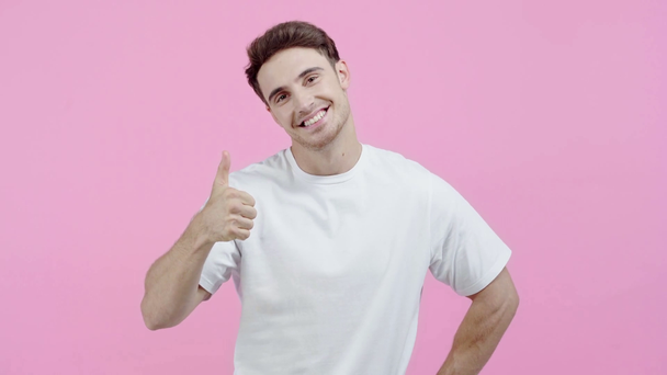 hombre feliz mostrando el pulgar hacia arriba aislado en rosa
 - Metraje, vídeo