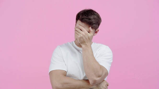displeased man showing facepalm isolated on pink - Metraje, vídeo