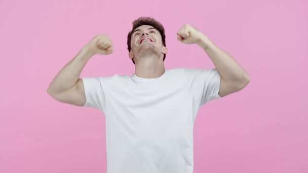 ενθουσιασμένος άνθρωπος δείχνει Ναι χειρονομία απομονωθεί σε ροζ - Πλάνα, βίντεο