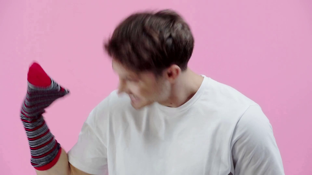 uomo divertente parlando con calzino a portata di mano isolato su rosa
 - Filmati, video