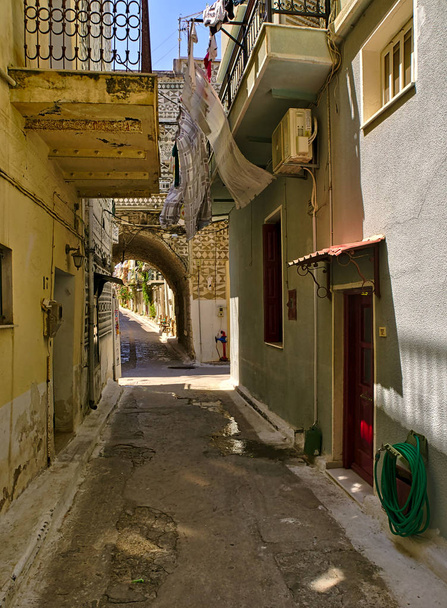 Вузька алея в середньовічному селі Піргі, острів Хіос, Греція. - Фото, зображення