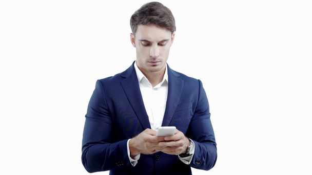 hombre de negocios mensajes de texto en el teléfono inteligente aislado en blanco
 - Imágenes, Vídeo