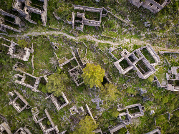 見下ろす空気から取られたトルコの山の側にある古い荒廃した都市 - 写真・画像