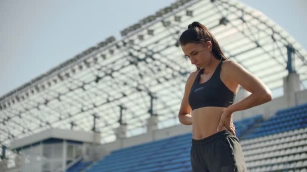 A Time megszűnik portréja gyönyörű nő fut a stadion lelátók koncentrált mély légzés és motiváló magam és a tudat a verseny. Dobja felesleges érzelmek - Felvétel, videó