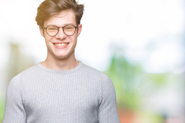 junger gutaussehender Mann mit Brille vor isoliertem Hintergrund mit einem fröhlichen und kühlen Lächeln im Gesicht. Glück gehabt. - Foto, Bild