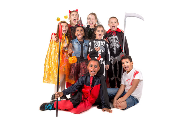 Ryhmä lapsia Halloween-puvuissa
 - Valokuva, kuva