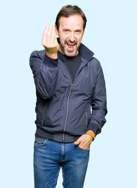 Średnim wieku przystojny mężczyzna na sobie kurtkę robi włoski gest dłoni i palców pewnie wyrażenie - Zdjęcie, obraz