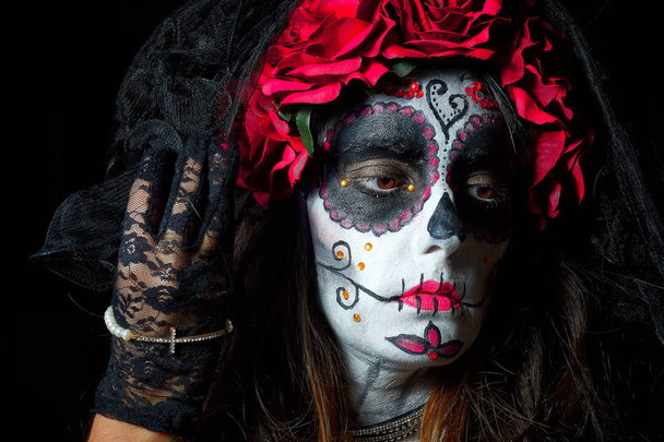 Porträt einer als Catrina verkleideten Frau, Totenkopf zu Ehren der Toten in Mexiko. - Foto, Bild