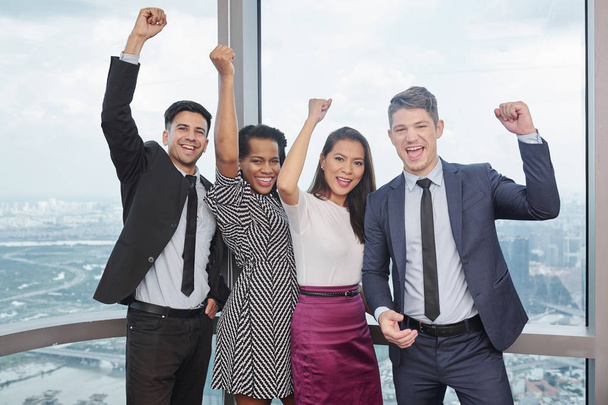 Zespół szczęśliwy podekscytowany ludzi biznesu rośnie ręce i obchodzi sukces - Zdjęcie, obraz
