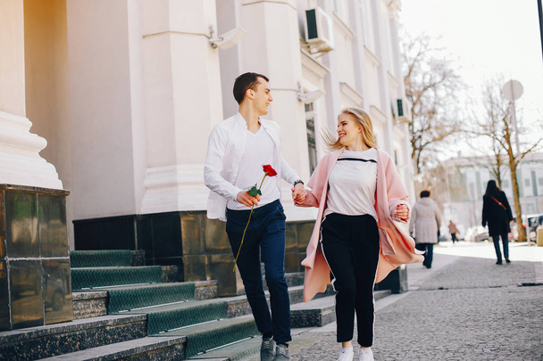 cute couple in a city - Foto, afbeelding