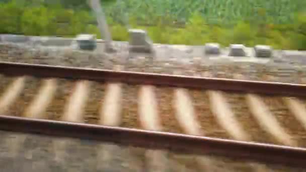Spoorweg spoor vervaging beweging tijdens een snelle treinrit - Video