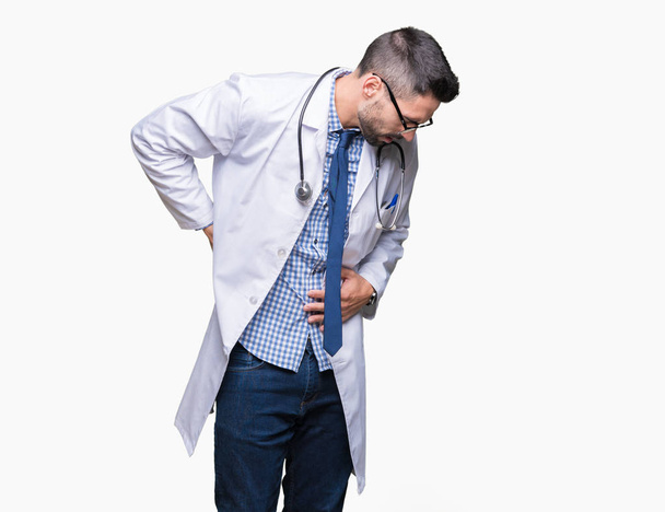 Knappe jonge dokter man over geïsoleerd background lijden van rugpijn, aanraken terug met hand, spierpijn - Foto, afbeelding