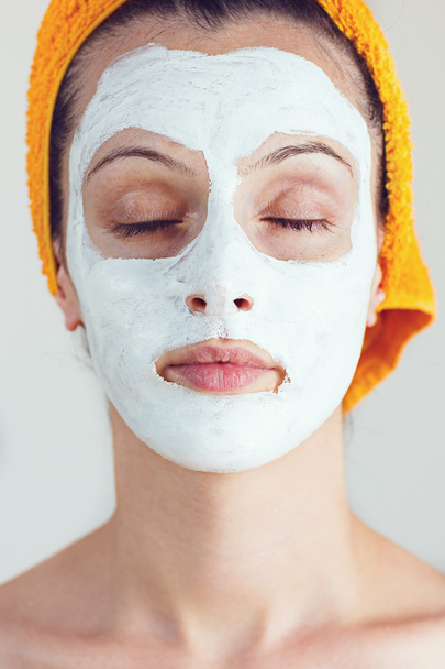 Женщина в белой гладкой маске для лица
 - Фото, изображение