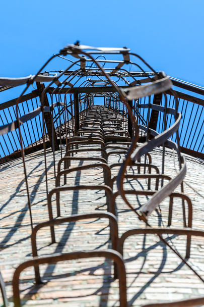Escada de ferro
 - Foto, Imagem