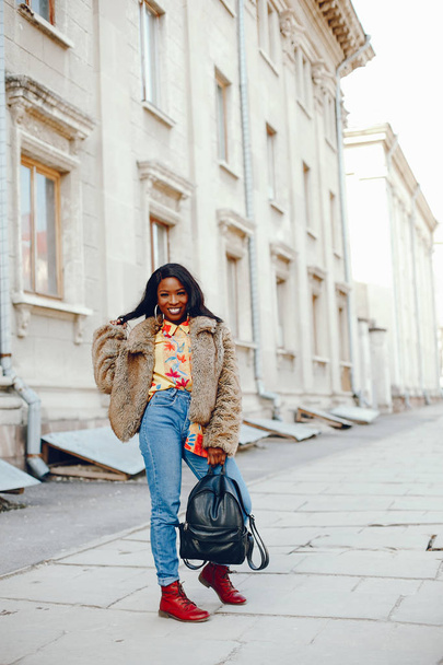 stylish black girl in a city - Fotoğraf, Görsel