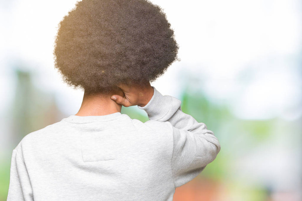 Joven afroamericano con cabello afro usando sudadera deportiva al revés pensando en la duda con la mano en la cabeza
 - Foto, imagen