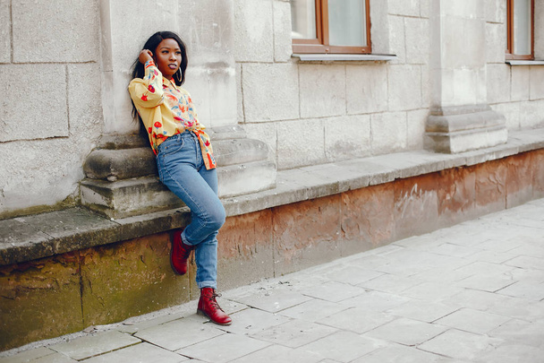stylish black girl in a city - Zdjęcie, obraz