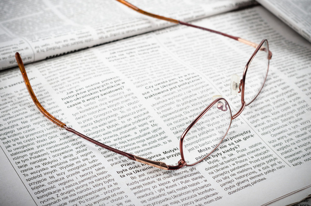 Jornais e óculos
 - Foto, Imagem