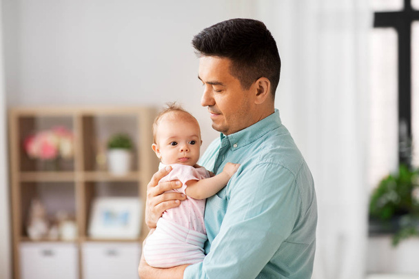 middle aged father with baby daughter at home - Foto, Imagen