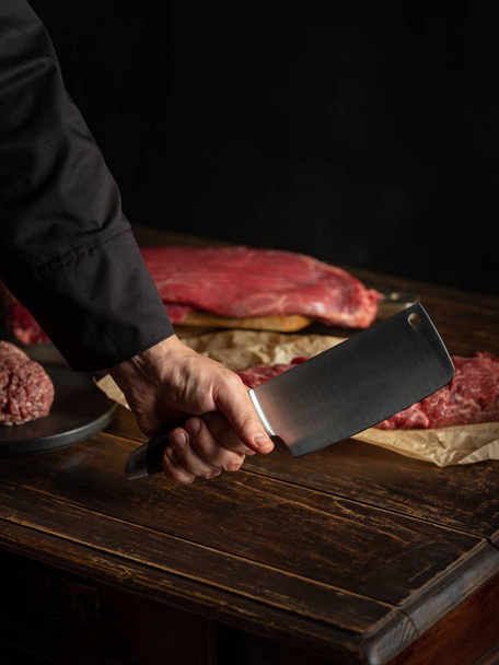 man preparing raw meat  - Foto, Imagem