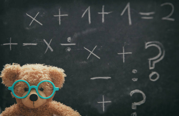 Aranyos mackó szemüveg és fekete Chalkboard matematikával - Fotó, kép