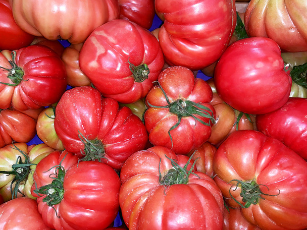 Primo piano dei pomodori rossi raf in un mercato
 - Foto, immagini
