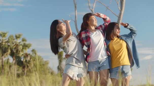Groupe d'une jeune femme asiatique regarde pour voir la montagne et s'amuser ensemble un voyage d'été. Lifestyle voyage vacances temps. - Séquence, vidéo