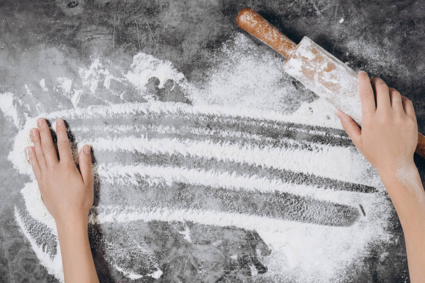 Baking background. Heart of flour, rolling pin and female hands on gray table. Bake menu, recipe, homemade pastry concept. Top view. Banner with copy space for your text. Valentine's Day - Foto, Imagen