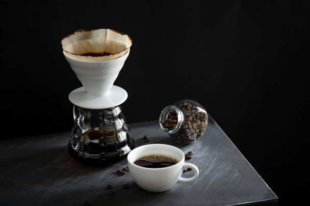 Kaffee, schwarzer Kaffee, Tropfkaffee, Kaffeezubereitung bei wenig Licht  - Foto, Bild