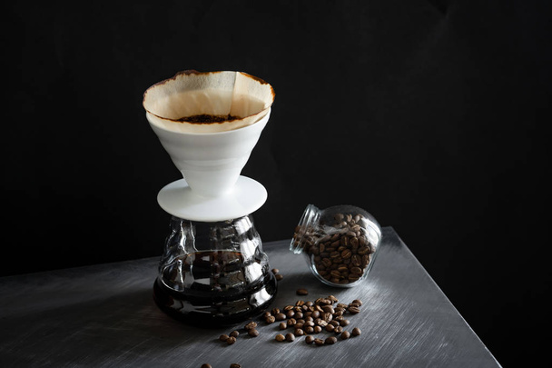 Καφές, μαύρος καφές, καφές που στάζει, να φτιάχνεις καφέ σε χαμηλό φωτισμό  - Φωτογραφία, εικόνα