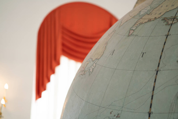 Old Style World Globe крупным планом. Античный большой мировой шар с масштабом
. - Фото, изображение