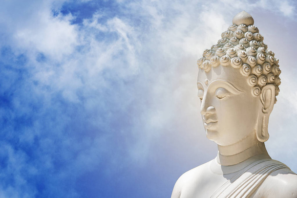 Bouddha blanc sur le fond du ciel
 - Photo, image