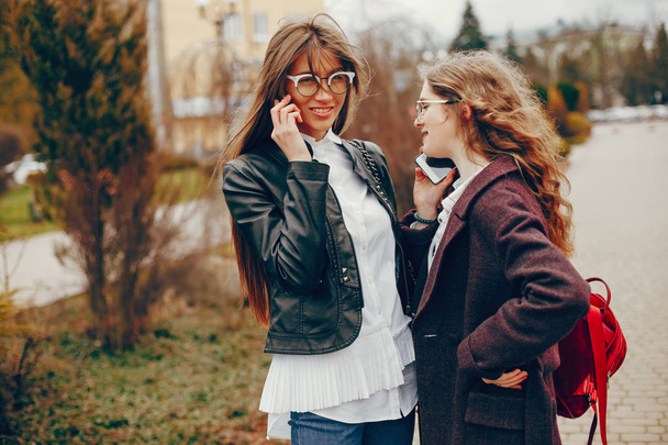 two stylish girl in a city - Foto, afbeelding