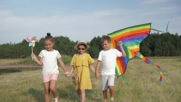 niños alegría, felices amigos niños se divierten saltando y cantando contra el fondo de wigwam durante las vacaciones de verano en el prado en el bosque
 - Metraje, vídeo