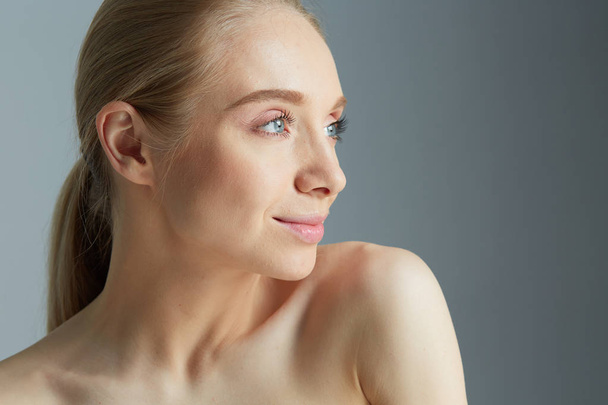 Adult woman portrait, skin care concept, beautiful skin and hands - Foto, Bild