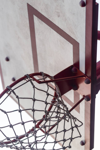  Καλάθι μπάσκετ σε ένα γήπεδο στο λυκόφως του δρόμου ένα - Φωτογραφία, εικόνα