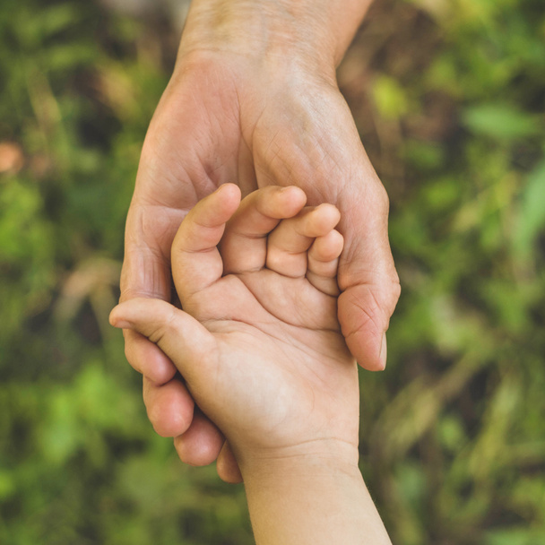 Childsova ruka a stará babička. Myšlenka lásky rodina chrání děti a starší lidé babička  - Fotografie, Obrázek