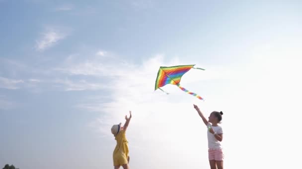 kis boldog barátnők játszani kite, gyönyörű lányok aktívan időt tölt a szabadban játszik egy légi játék erdei tisztáson során ország nyaralás, gyermekkapcsolat - Felvétel, videó
