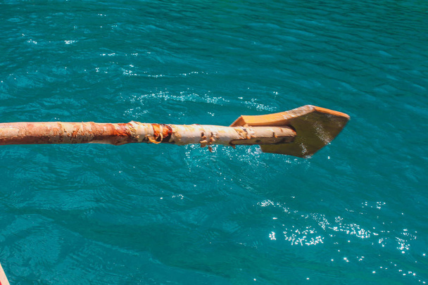 Closeup de remo barco sobre a água do mar azul durante o dia
  - Foto, Imagem