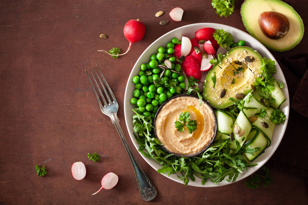 tazón de almuerzo vegano saludable con aguacate pepino hummus guisantes radis
 - Foto, Imagen