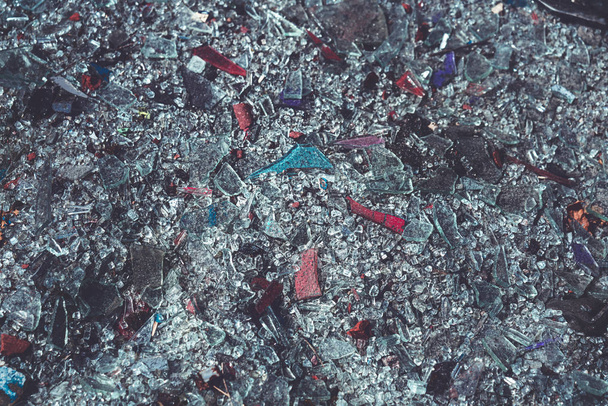 крупним планом різнокольорові скляні оболонки, що покривають землю
 - Фото, зображення